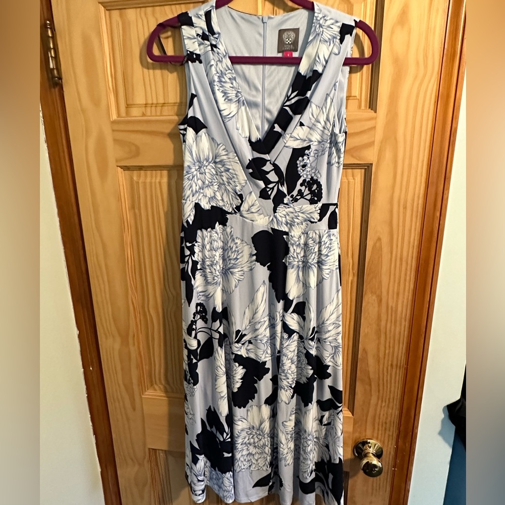 Vince Camuto navy, light blue and white midi floral wrap dress size 6 nwot